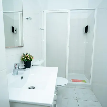 Spacious 3-bedroom Triplex With Terrace In Apartamento Lisboa