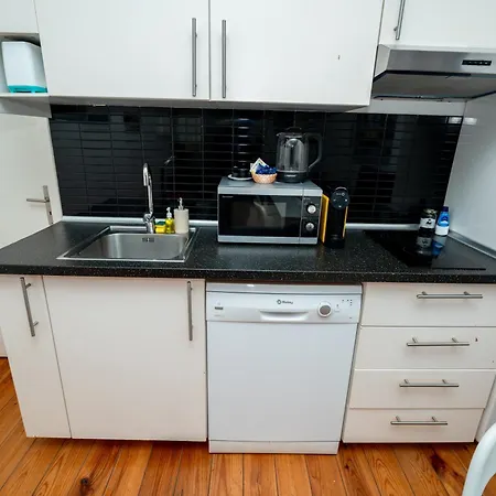 Spacious 3-bedroom Triplex With Terrace In Apartamento *