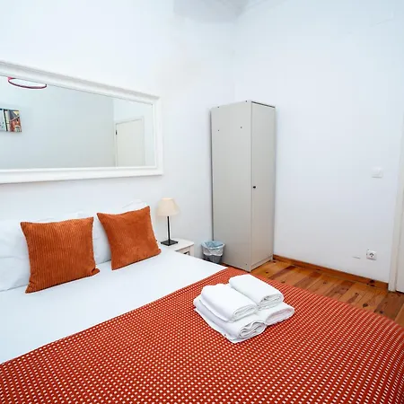 Spacious 3-bedroom Triplex With Terrace In Apartamento