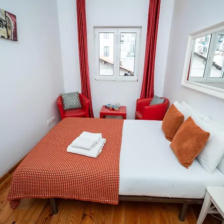Spacious 3-bedroom Triplex With Terrace In Apartamento