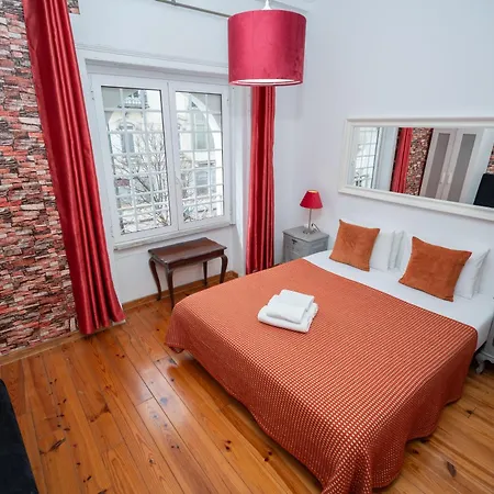 Spacious 3-bedroom Triplex With Terrace In Apartamento Lisboa