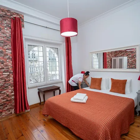 Spacious 3-bedroom Triplex With Terrace In Apartamento