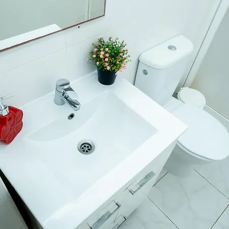 Spacious 3-bedroom Triplex With Terrace In * Lisboa