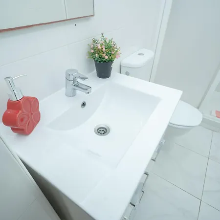 公寓 Spacious 3-bedroom Triplex With Terrace In *